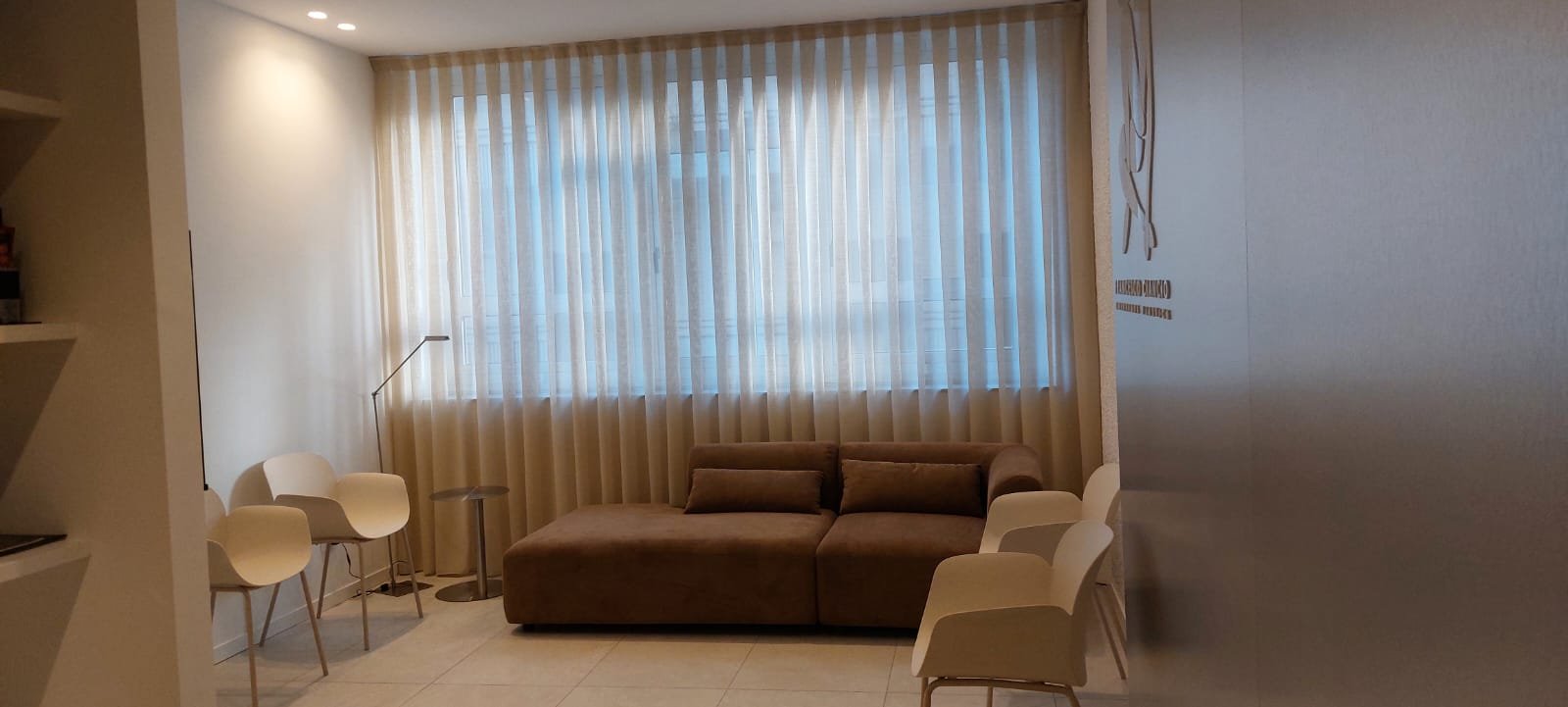 Sala d’attesa dello studio, con divano e poltroncine